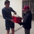 Di Virgilio consegna a McTominay una speciale statuina personalizzata | VIDEO