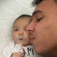Giovane festeggia il compleanno di sua figlia con una bellissima lettera d'amore