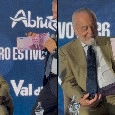 Un regalo insolito sorprende De Laurentiis: cosa &egrave; successo durante la presentazione | FOTO