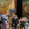 De Laurentiis regala una maglia del Napoli! Poi scherza sulla cittadinanza: "Vengo da una famiglia..." | VIDEO CN24