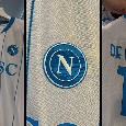 SSC Napoli, la nuova maglia "N&aacute;poles" &egrave; arrivata in store: guardate le versioni gara e replica! | VIDEO