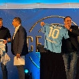 Presentazione SSC Napoli: sindaco di Dimaro e Rossini di Trentino marketing omaggiati con maglia centenario | FOTO
