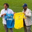 Bel gesto di amicizia tra SSC Napoli e Carrarese: scambio di maglie a centrocampo