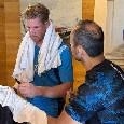 De Bruyne &egrave; arrivato in ritiro! Primi autografi e selfie coi tifosi | FOTO