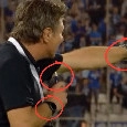 Mazzarri nella bufera in Grecia: due orologi ma non solo, beccato mentre fumava l'Iqos in panchina | VIDEO