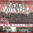 Ultras Bari contro De Laurentiis! Nello stadio deserto campeggia lo striscione: "Vendi, vattene" | FOTO