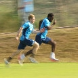 Il 'calcio' di Alisson e la coppia De Bruyne-Badiashile in motion-blur: la rifinitura del Napoli pre-Arsenal | FOTOGALLERY CN24