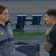 Colloquio Di Lorenzo-Calafiori prima di Napoli-Arsenal: risate e sorrisi al Maradona | FOTO