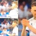 Siparietto virale dopo Napoli-Bologna: l'arbitro lo snobba, Holm si stringe la mano da solo | FOTO