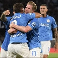 Assolo di Favasuli sul gol di Lobotka, De Bruyne apprezza: abbraccio bellissimo nell'esultanza | FOTO