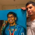Un'opera d'arte per Mathias Olivera: in regalo il quadro del quarto scudetto | VIDEO