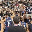 Il Napoli basket vince ancora: delirio giocatori-tifosi a fine partita | VIDEO CN24