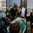 Geolier da brividi: con "Winner" regali da sogno ai fan napoletani, emozionante il dono al reparto oncologico | VIDEO