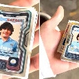 Maradona torna nell&rsquo;album Panini: una figurina speciale per la leggenda del Napoli | FOTO