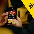 Geniale Borussia Dortmund, premi ai tifosi che disattivano il telefono allo stadio: no agli influencer, s&igrave; al tifo