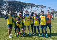 Napoli, la squadra gialla si aggiudica la partitina: scatto per celebrare il momento [FOTO]