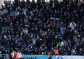 Napoli in vantaggio! La panchina azzurra esulta con i tifosi alle loro spalle | FOTO