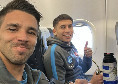 Simeone posa con due compagni in aereo dopo Spezia-Napoli | FOTO