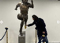 Adani allo stadio tocca il piede sinistro della statua di Maradona | FOTO