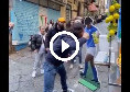 Adani ai Quartieri spagnoli, che risate: guardate cosa gli fanno fare | VIDEO