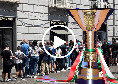 Tutti a Piazza dei Martiri! Napoletani in visibilio per la coppa scudetto | VIDEO