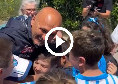 Spalletti cuore d'oro, abbraccio collettivo da brividi con i bambini a Castel Volturno | VIDEO