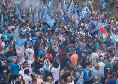Bagno di folla a via Toledo: entusiasmo incredibile prima della partita | VIDEO