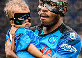 Osimhen e la figlia in maschera prima di Napoli-Sampdoria | FOTO