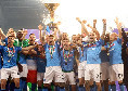 DIRETTA VIDEO - Di Lorenzo alza la Coppa Scudetto! La festa dei tifosi all'esterno del Maradona