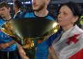 Kvaratskhelia posa con la madre e la Coppa Scudetto | FOTO