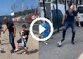 Spalletti show a Castel Volturno, gioca a pallone con due bimbi tifosi del Napoli | VIDEO