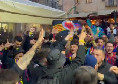 Napoli-Barcellona, invasione dei tifosi blaugrana per le strade della citt&agrave; | VIDEO