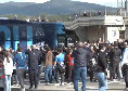 Pullman Napoli arrivato allo stadio, sentite cosa urlano i tifosi! | VIDEO CN24