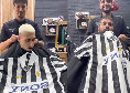 Barbiere napoletano usa maglia Juve come mantella per i suoi clienti, reazione imperdibile | VIDEO