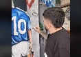 Diego Armando Maradona junior firma un bellissimo murale dedicato al pap&agrave; | VIDEO