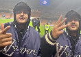 Geolier, rap da brividi a San Siro: &quot;Napoli non sta ridendo, piange. Forza il Napoli, Forza Napoli&quot; | VIDEO