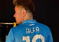 SSC Napoli, regalo per il cantante Alfa! Stasera al Palapartenope in maglia azzurra | FOTO