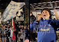 Fiaccolata per Maradona, che entusiasmo: guardate cosa sta succedendo all'esterno del Maradona! | VIDEO