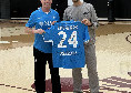 La maglia della SSC Napoli donata a coach Atkinson e Jos&eacute; Manuel Calder&oacute;n di Cleveland Cavaliers | FOTO