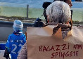 Napoli-Venezia, tifosa 80enne si presenta al Maradona con questo cartello geniale | FOTO