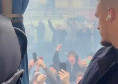 Ultras a Capodichino: McTominay, Simeone e Mazzocchi sbalorditi! Guardate la reazione nel pullman | VIDEO