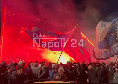 Ultras Napoli a Capodichino: cori, fumogeni e bandiere aspettando la squadra di ritorno da Bergamo | VIDEO