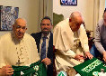 Papa Francesco firma e benedice la maglia dell'Avellino | FOTO