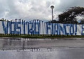 Striscione Curva A e B fuori al training center di Castel Volturno: &quot;Al vostro fianco!&quot; | FOTO