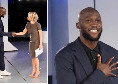 &quot;Si imbarazza?!&quot;. Maria De Filippi rompe il ghiaccio con Lukaku, parte il coro in studio!