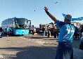 Lecce-Napoli, accoglienza fantastica per il pullman azzurro all'arrivo in citt&agrave; | VIDEO CN24
