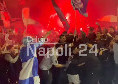 Delirio azzurro a Capodichino, i tifosi accolgono il Napoli al ritorno in città: assalto d'affetto ai taxi dei giocatori | VIDEO CN24