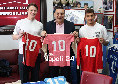McTominay e Di Lorenzo alla scoperta della storia di Maradona: visita alla collezione di cimeli storici del Pibe de Oro | FOTO