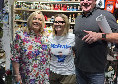 Famiglia McTominay a Spaccanapoli: scatto con la t-shirt &quot;McFratm&quot;! | FOTO