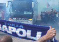 Il Napoli arriva a Capodichino e si scatena la bolgia! La squadra parte cos&igrave; per Parma | VIDEO